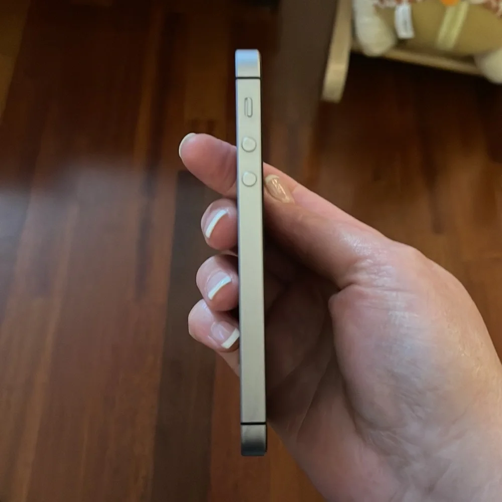 Apple iPhone 5se AT&T phone. Great condition. 16gb.